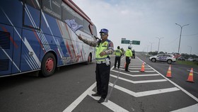 Petugas Sterilisasi Jalur Jelang Penerapan One Way Tol Cipali
