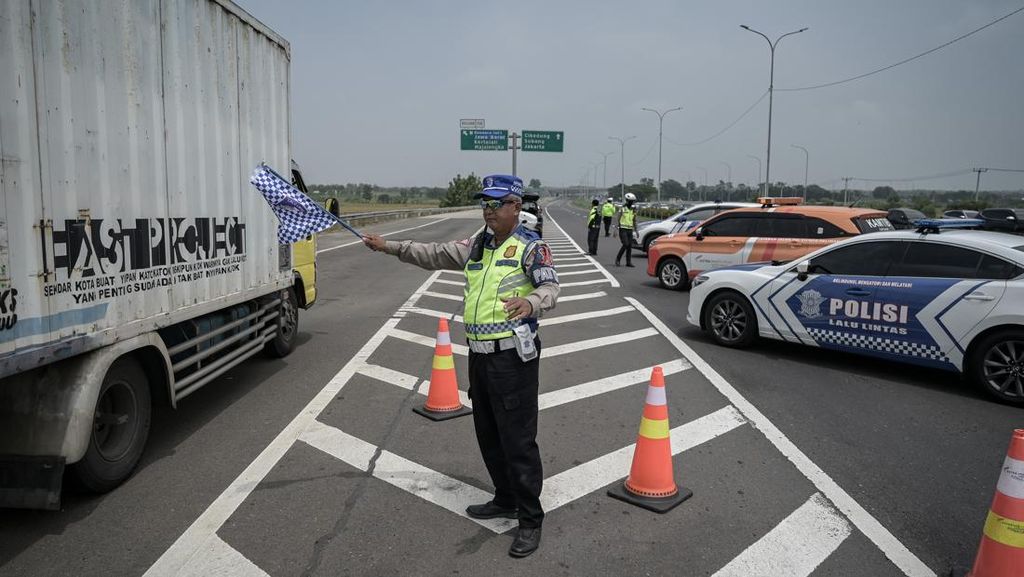 Polisi Patah Kaki Tersenggol Bus saat Tertibkan Jalur Mudik di Madiun