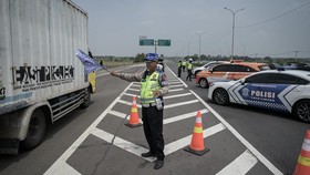Polisi Patah Kaki Tersenggol Bus saat Tertibkan Jalur Mudik di Madiun