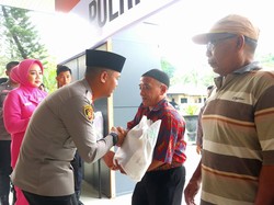 Kapolres Mojokerto Bagikan 500 Sembako ke Penggali Kubur-Pemandi Jenazah