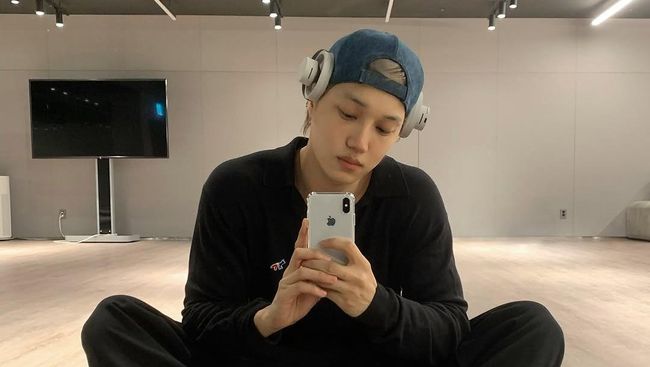 Comeback Makin Dekat, Kai EXO Bagikan Potretnya Mempersiapkan Album Baru di Studio