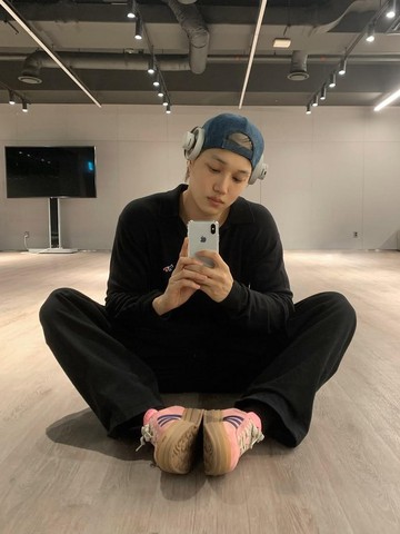 img-title Comeback Makin Dekat, Kai EXO Bagikan Potretnya Mempersiapkan Album Baru di Studio