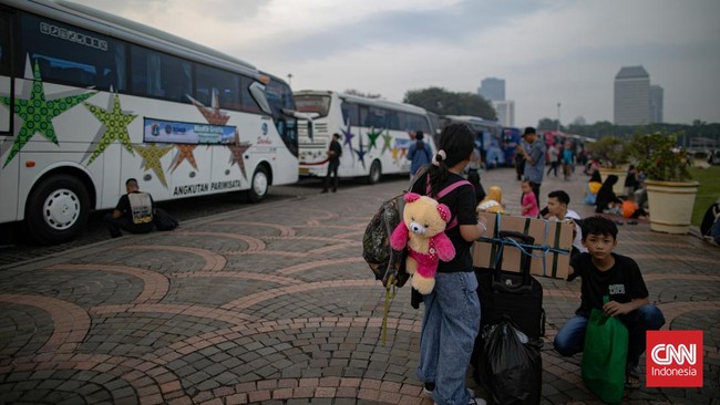 Pramono mengaku penting untuk menyampaikan pesan waspadai pungli saat melepas peserta mudik gratis, Kamis (27/3).