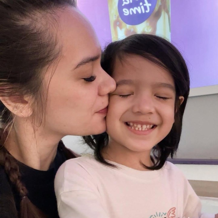<p>"Terima kasih telah menjadi sahabatku dalam kehidupan yang gila ini. Terima kasih atas pengertianmu saat keadaan memburuk (terutama saat kamu menganggapku sebagai Ibumu), terima kasih telah bersikap seperti orang dewasa dan menyuruhku bersikap baik saat aku marah kepada siapapun itu. Terima kasih atas banyak hal Ibrahim Rumi. Aku beruntung memilikimu dalam hidupku," kata Putri Anne seraya menyisipkan emotikon hati. (Foto: Instagram: @anneofficial1990)</p>
