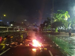 Petasan dan Semburan Air Water Cannon di Depan DPR Saat Aksi Tolak UU TNI