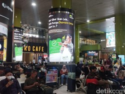Cerita Pemudik di St Gambir Bawa Oleh-oleh dari Jakarta: Dimsum-Lapis Legit