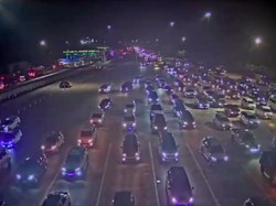 Video Antrean Kendaraan di Gerbang Tol Cikatama