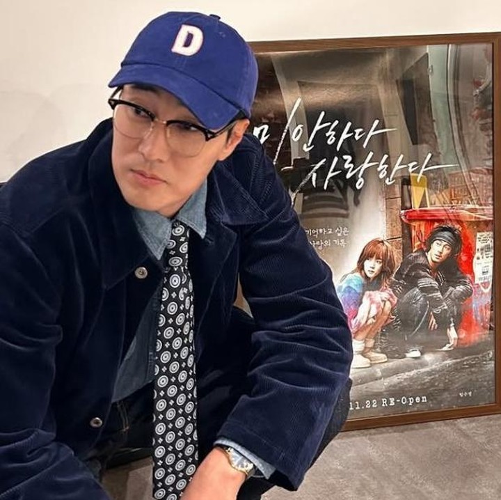 <p>Seperti Park Bo Gum, aktor Korea So Ji Sub juga pernah menjadi perenang dan pemain polo air di berbagai kompetisi nasional. Tak heran jika fisiknya sangat atletis dengan bahu lebar yang mengesankan, ya, Bunda. (Foto: Instagram @soganzi_51)</p>