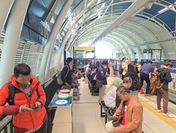 LRT Cibubur Line Gangguan 40 Menit, Penumpang Numpuk di Stasiun Harjamukti