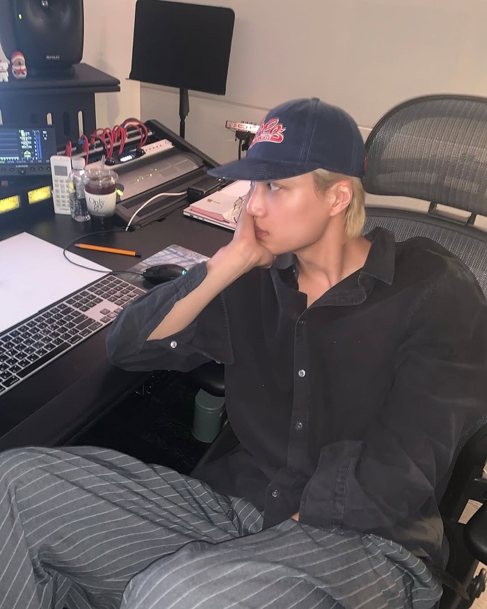 Tak hanya itu, Kai juga melanjutkan aksi memberikan spoiler dengan memperlihatkan tulisan 'Dive In' yang diduga merupakan tajuk utama dari mini album keempat mendatang di unggahan media sosialnya pada (20/3)./ Foto: instagram.com/zkdlin