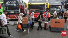 FOTO: Pemudik Tujuan Sumatera Padati Terminal Kampung Rambutan