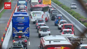 VIDEO: Kendaraan Pemudik Padat, Oneway Diberlakukan di Tol Cikampek