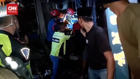 VIDEO: Bus Pemudik dari Padang ke Bandung Terguling, Ibu & Anak Tewas