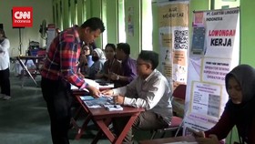 VIDEO: Ribuan Buruh Ex PT Sritex Terima Sembako dan Lowongan Kerja
