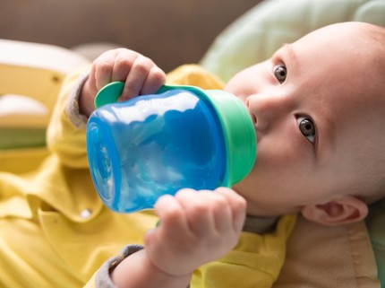 Sippy Cups dan Straw Cups, Mana yang Terbaik untuk Bayi?