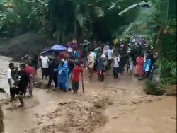 Nekat Terjang Banjir, Dua Kurir Jatuh ke Bawah Jembatan