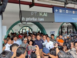 AHY dan Wamen BUMN Cek Arus Mudik di Stasiun Pasar Senen