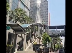 Muncul Air Terjun dari Gedung Tinggi karena Gempa M 7,7 Myanmar