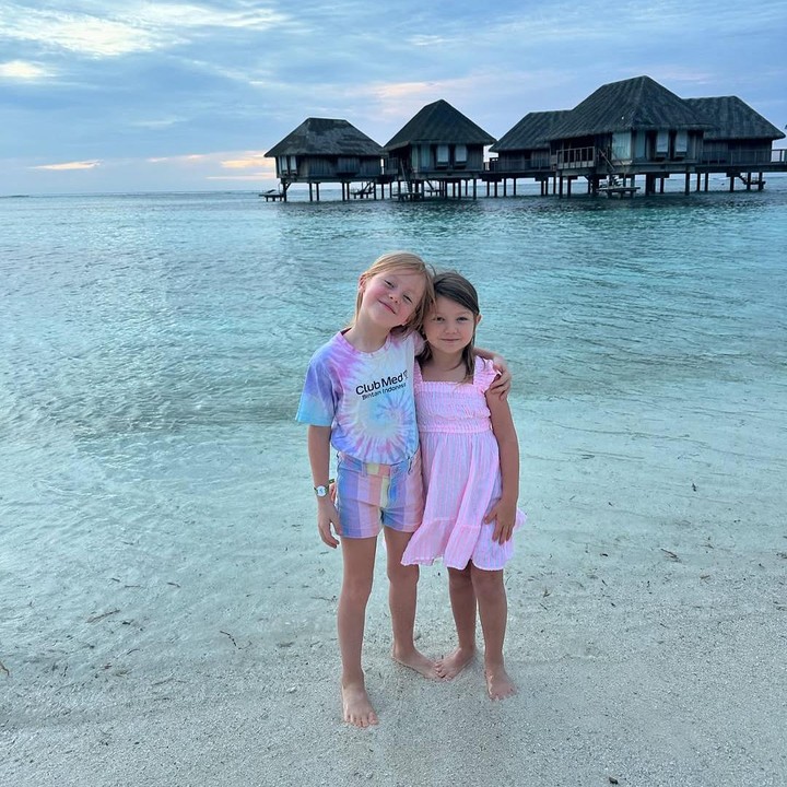 <p>"Pulau Maldives sangat sempurna untuk semua orang dengan hamparan pantai berpasir putih yang dangkal dan luas, ideal untuk anak-anak dan banyak ruang untuk dijelajahi," tutur Marissa ketika mengajak kedua putrinya pergi ke pantai. (Foto: Instagram: @marissaln)</p>