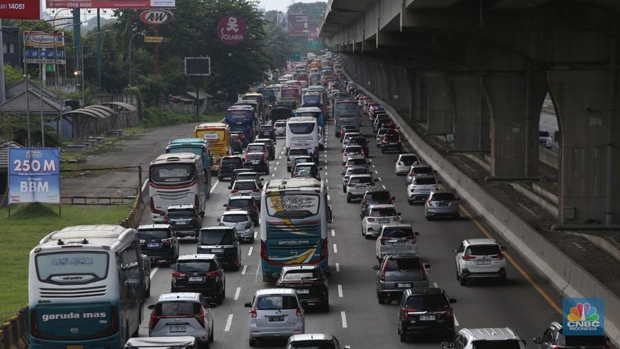 Arus kendaraan pemudik yang melintas di Tol Jakarta-Cikampek mulai tersendat pada KM 19 arah Pantura di Tambun Selatan, Bekasi, Jawa Barat, Jumat (28/3/2025). (CNBC Indonesia/Tias Budiarto)