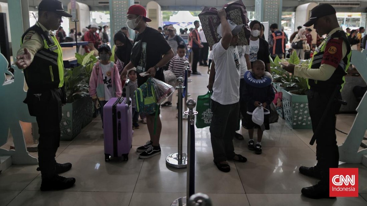 FOTO: Ramai Stasiun Pasar Senen Dipadati Pemudik
