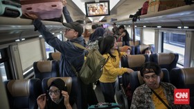 FOTO: Ramai Stasiun Pasar Senen Dipadati Pemudik