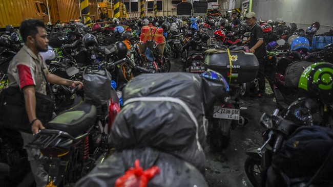 FOTO: Puncak Mudik, Belasan Ribu Pemotor Menyemut di Ciwandan