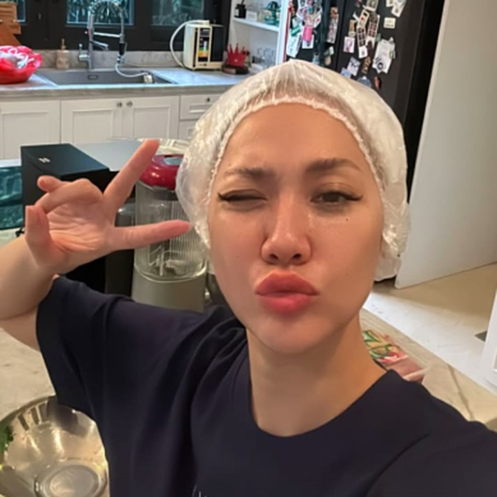 <p>Melihat dari laman Instagram Stories-nya, tampak BCL tengah bersiap-siap sebelum memasak rendang dalam porsi besar. Ia pun berpose dengan mengenakan pelindung rambut. "Siap tempur di dapur," katanya. (Foto: Instagram: @itsmebcl)</p>
