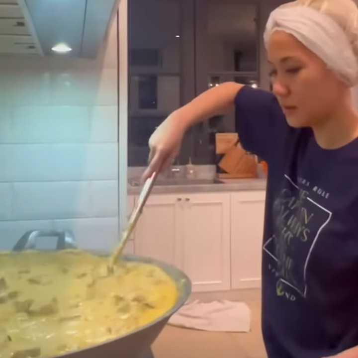 <p>Usai masak rendang sebanyak 13 kg di tahun lalu, kali ini BCL kembali masak rendang di tungku besar, Bunda. Dengan mengenakan hair cap, BCL asyik mengaduk rendangnya yang belum masak. (Foto: Instagram: @itsmebcl)</p>