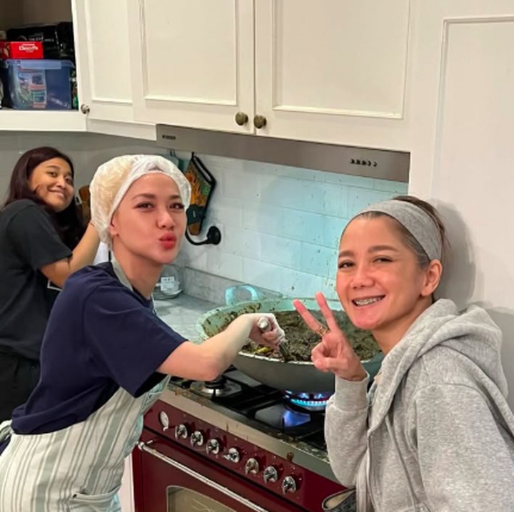 <p>Rendang menjadi salah satu makanan wajib yang dicicip saat Hari Raya Idul Fitri. Memasak rendang pun sudah menjadi tradisi tahunan bagi penyanyi cantik Bunga Citra Lestari (BCL). (Foto: Instagram: @itsmebcl)</p>