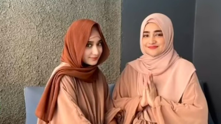 Cindy Fatikasari dan Putrinya