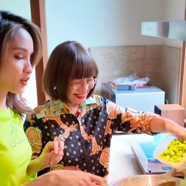 <p>Cinta memasak menu spesial favorit sang kekasih, Bunda. Perempuan keturunan Jerman ini memasak ikan tongkol petai balado kesukaan Arya. (Foto: TikTok: @cintalaurauniverse)</p>