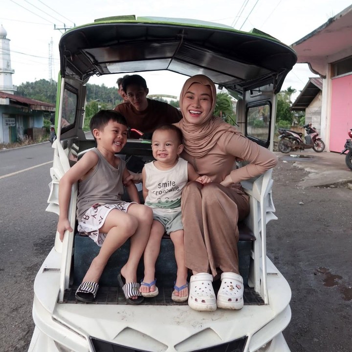 <p>Rey juga mengajak Dinda dan kedua putranya untuk menaiki becak motor atau bentor. Tidak tanggung-tanggung, Rey sendiri yang mengemudi, Bunda. "Ini bukan tentang ngabuburit sambil naik bentor. Tapi bagaimana aku bisa nikmatin hangatnya kampung halaman, segarnya udara di sini, tapi kali ini sama tawanya mereka. <em>Tutu mosanang in gina. Alhamdulillah</em>," ujarnya. (Foto: Instagram: @rey_mbayang)</p>