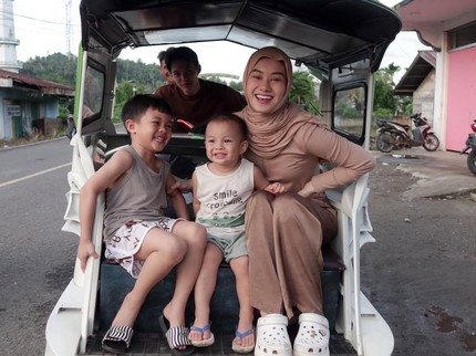 Dinda Hauw Mudik ke Kampung Halaman Rey Mbayang di Kotabunan Selatan, Naik Bentor hingga Makan Durian dari Kebun Mertua
