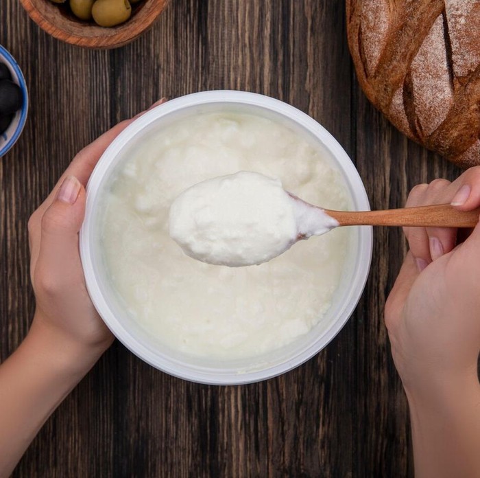 Greek yogurt merupakan sumber protein yang sangat baik serta berperan penting dalam memperbaiki dan membangun otot.