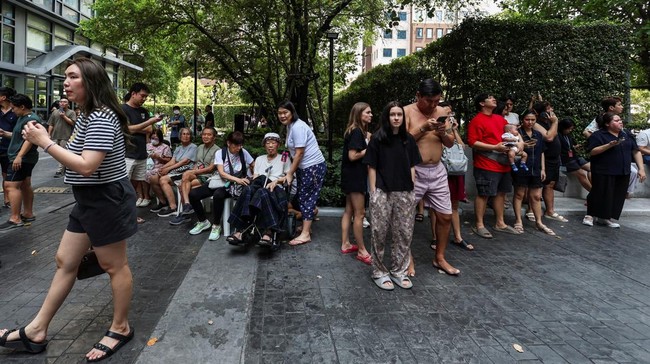 Sejumlah turis mengaku panik dan berlarian ke luar usai gempa yang terjadi di Myanmar, terasa hingga Bangkok Thailand.