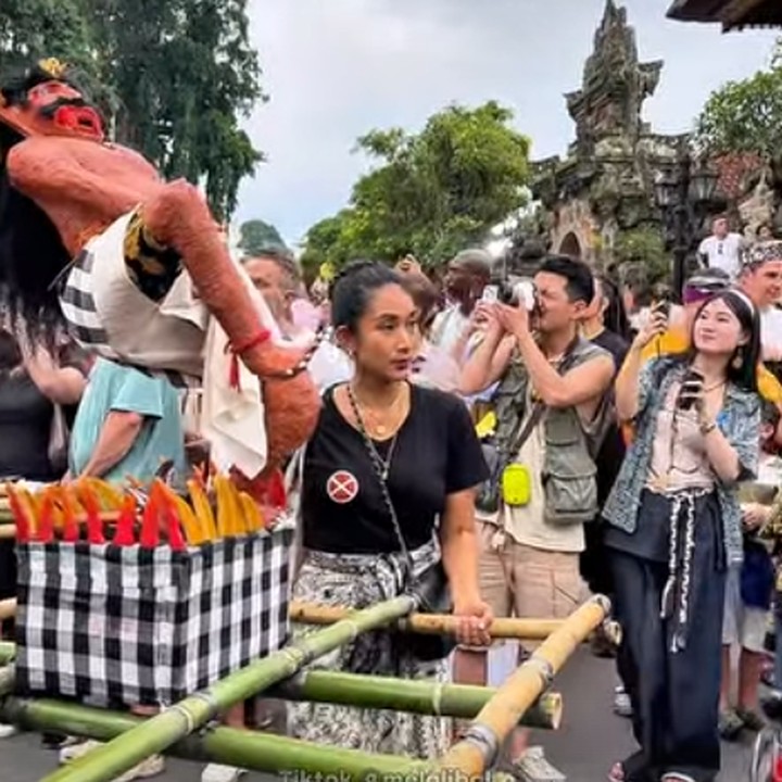 <p>Happy Salma juga termasuk salah satu aktris yang menganut agama Hindu setelah menikah dengan pria blasteran Bali-Australia, Tjokorda Bagus Dwi Santana Kerthyasa pada 2020. Ia pun merayakan Hari Raya Nyepi 2025 dengan ikut serta dalam perayaannya. (Foto: Instagram@happysalma)</p>