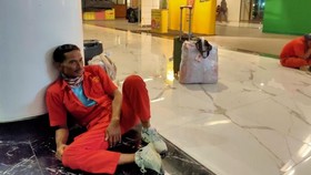 Nestapa Porter Pelabuhan Merak Tergilas Roda Troli