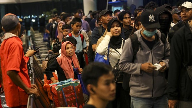 Di Pelabuhan Merak, porter seperti Thorir berjuang mengangkut koper pemudik. Kehadiran troli mengancam penghasilan mereka jelang Lebaran 2025.