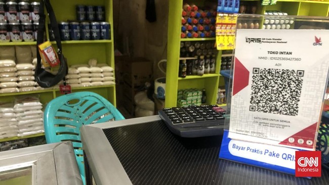 BRI mempermudah transaksi dengan QRIS, memungkinkan pembayaran non-tunai di berbagai tempat. Nasabah merasakan manfaatnya untuk efisiensi dan kenyamanan.