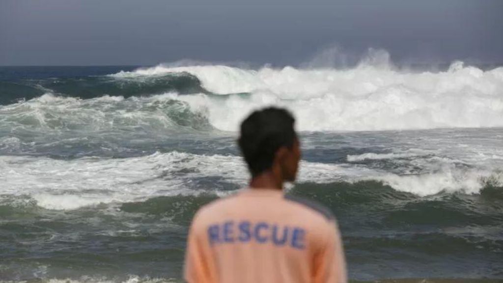Siklon Nokaen Aktif, BMKG Peringatkan Potensi Gelombang Tinggi