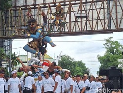 Antusias Nonton Pawai, Bule Australia Sebut Ogoh-ogoh Lombok Cantik