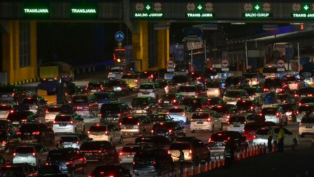 Lalin Padat Minggu Malam, Contraflow Tol Jakarta-Cikampek Diperpanjang