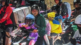 FOTO: Mereka yang Pulang ke Kampung Halaman via Kalimalang