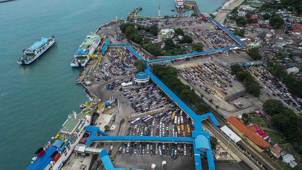 Cuaca Ekstrem Ganggu Operasional Pelabuhan Merak, Kendaraan Menumpuk