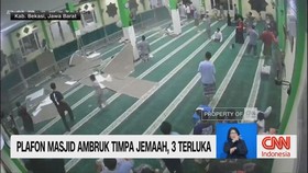 VIDEO: Plafon Masjid Ambruk Timpa Jemaah, 3 Terluka