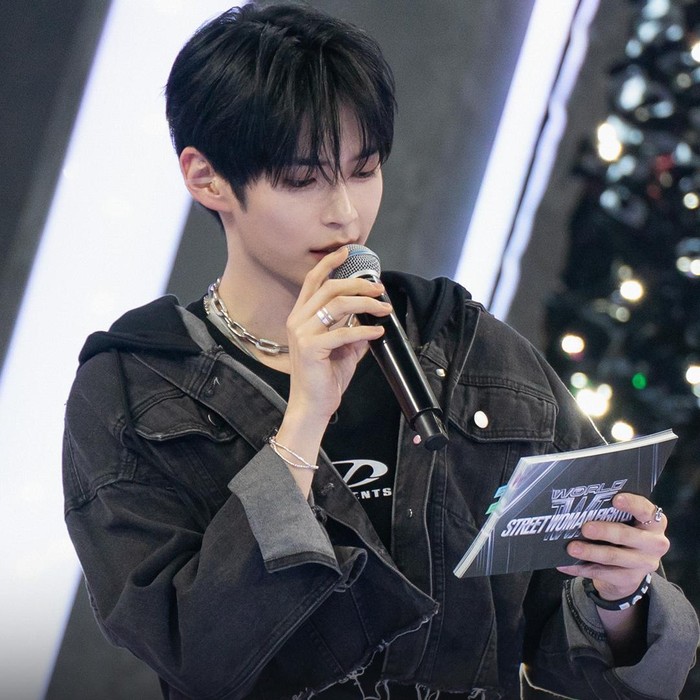 Potret Sung Hanbin jadi MC di World of Street Woman Fighter/ Foto: soompi.com