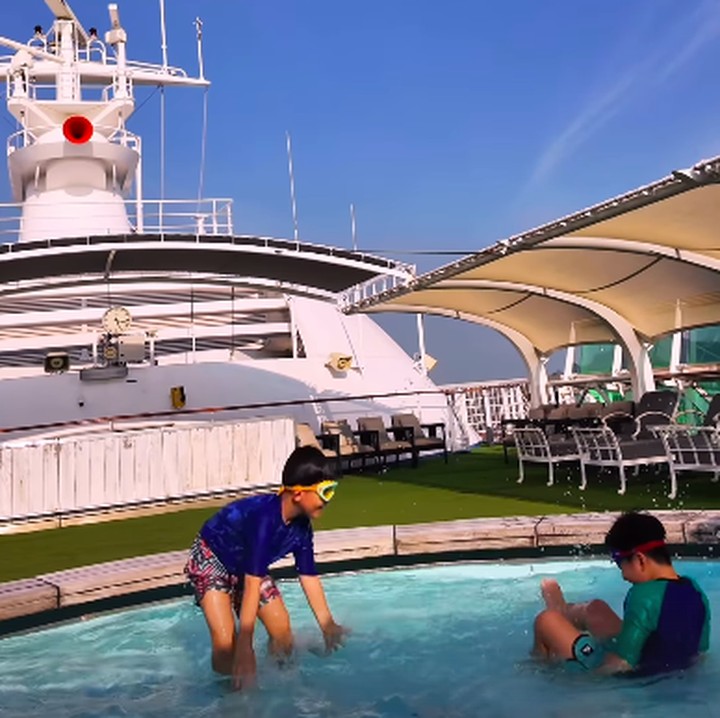 <p>Setelah diperbolehkan untuk berenang, Iori dan Iago pun langsung masuk ke kolam renang anak-anak. Mereka terlihat asyik bermain satu sama lain. (Foto: Instagram: @putrititian)</p>