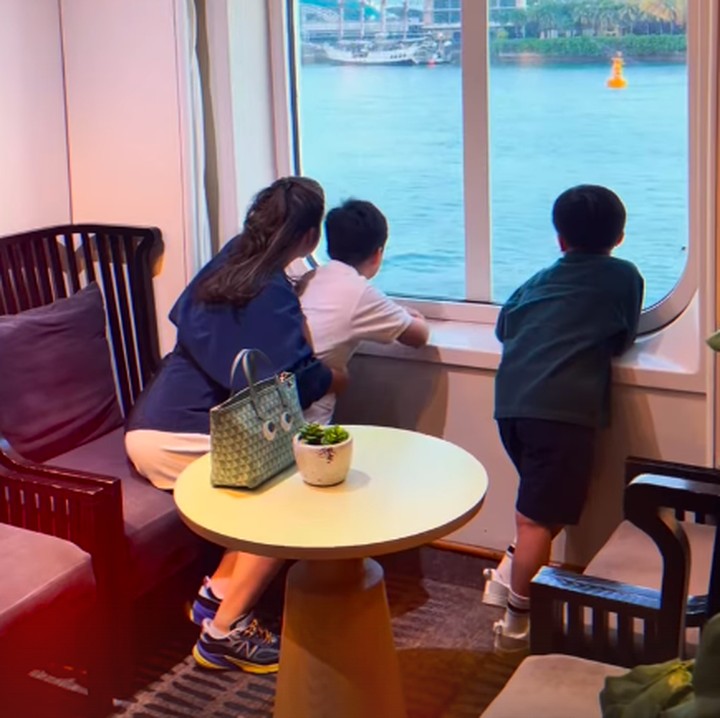 <p>Kapal ini diketahui berangkat dari Singapura menuju Malaka. Selama perjalanan, mereka pun melakukan berbagai kegiatan menyenangkan. (Foto: Instagram: @putrititian)</p>