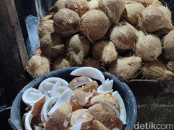Tingginya Harga Kelapa Parut Bikin Pedagang-Pembeli Pusing